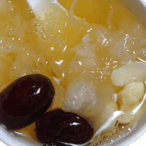 滑嫩順口的銀耳蓮子湯做法大公開！像燕窩般的銀耳蓮子湯做法關鍵在於【白木耳】及【火候】～