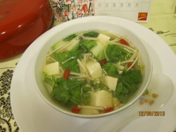 家常青菜豆腐湯食譜-青菜豆腐湯家常料理做法:青菜豆腐湯是家常養生湯品!
