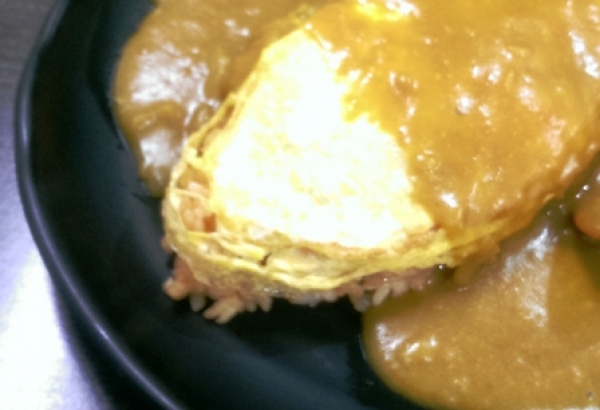 簡單咖哩蛋包飯食譜-番茄咖哩蛋包飯做法:美味咖哩蛋包飯料理營養好吃!