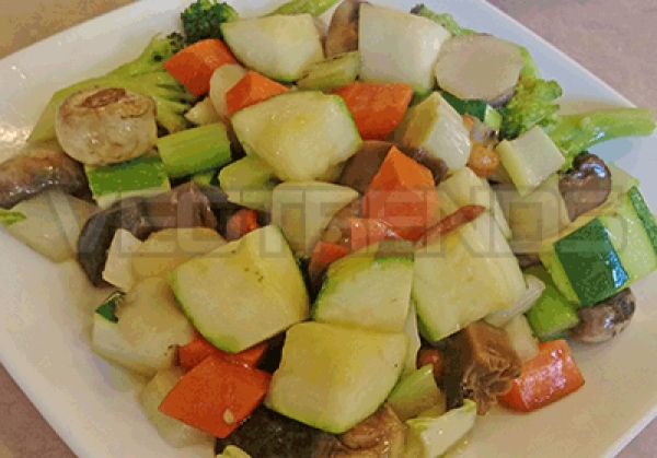 素菜三菇炒節瓜食譜清爽美味且三菇炒節瓜簡單易學。家常菜食譜三菇炒節瓜一定要學起來！
