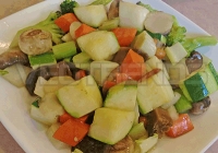 素菜三菇炒節瓜食譜清爽美味且三菇炒節瓜簡單易學。家常菜食譜三菇炒節瓜一定要學起來！