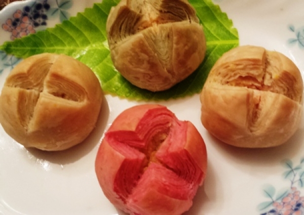 中秋節椰絲月餅食譜做法-健康美味蓮花椰絲月餅料理:蓮花椰絲月餅視覺味覺都吸睛!