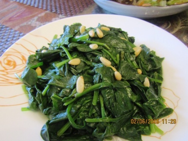 輕食菠菜年菜料理食譜-健康松子菠菜年菜料理:菠菜含維生素與礦物質有補血功效!