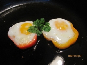 甜椒蛋食譜-自製彩椒太陽蛋料理 ：活力彩椒太陽蛋創意料理為美食加分！