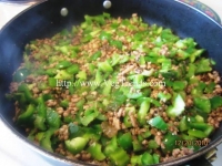 豆腐食譜（青椒豆腐蘑菇素肉燥做法，低熱量香噴噴養生又健康下飯的素肉燥！‏）