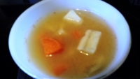 地瓜味噌養生湯食譜-養生雙色地瓜味噌湯料理:地瓜味噌湯含類黑精有排毒功效!