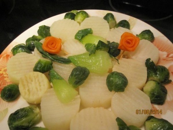 素食年菜清蒸白蘿蔔料理食譜-年菜輕食清蒸白蘿蔔做法:過新年吃白蘿蔔好頭彩喔!
