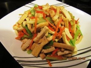 素食炒豆腐乾料理食譜-炒豆腐乾三絲做法:豆乾三絲料理營養全面健康滿點!
