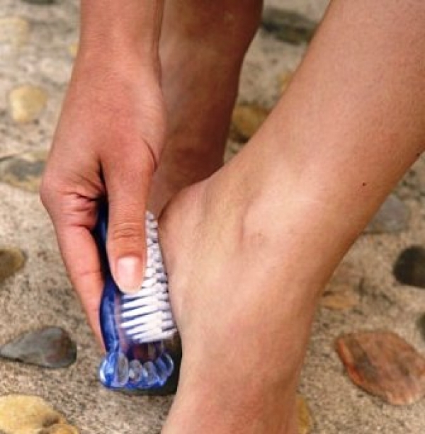 腳後跟龜裂&amp;足部保養-腳後跟腳皮龜裂治療方法:輕鬆解決腳底皮膚變平滑!