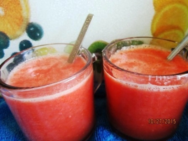 健康飲品番茄水果汁-檸檬番茄汁做法:檸檬番茄汁功效降血壓排毒美白肌膚!