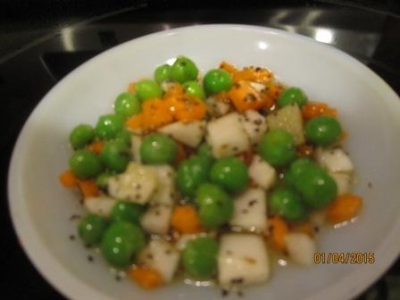 紅蘿蔔食譜~三色蔬菜拚做法, 紅蘿蔔+白蘿蔔+緑豌豆食譜做法.