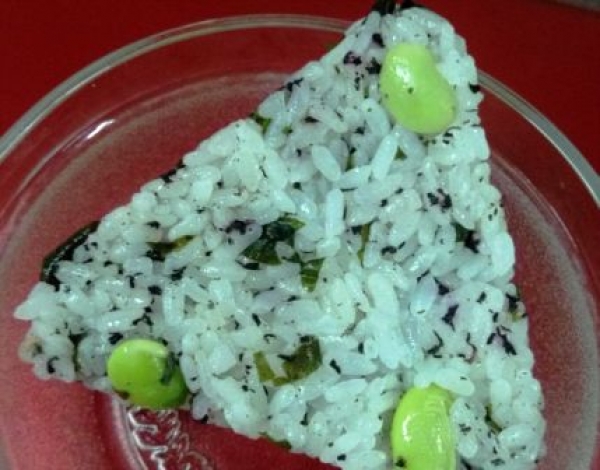 營養美味飯糰食譜-簡易三角紫蘇豆仁飯糰做法: 三角紫蘇飯糰簡單易學!